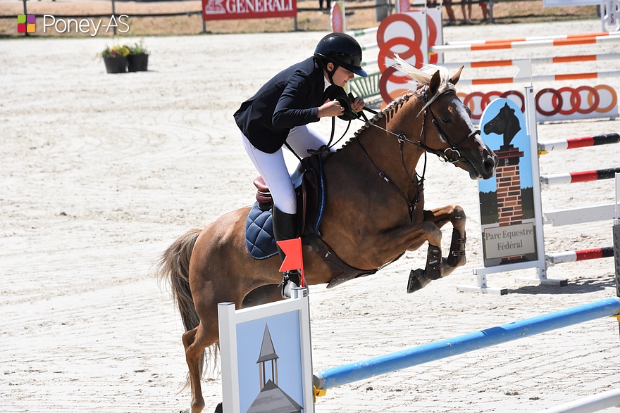Cléo Pierre et Fanfan du Buhot se sont qualifiées pour le barrage. Une faute les prive de l’or, mais leur offre une magnifique médaille d’argent. - ph. Poney As