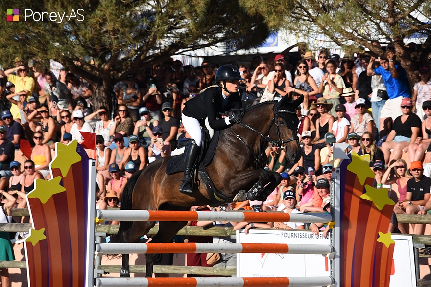 Malgré une faute concédée sur le premier obstacle, Brune Faivre et Enigme des Prés conservent toutes leurs chances en occupant la troisième place provisoire - ph. Poney As