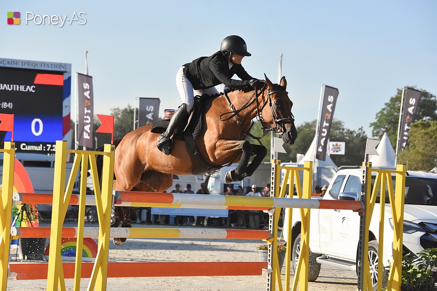 Sous pression jusqu'au bout, Lilou Calvière et Decibelle Bautheac ont répondu présentes et s'offrent le titre de championnes de France As Poney Élite Excellence ! - ph. Poney As