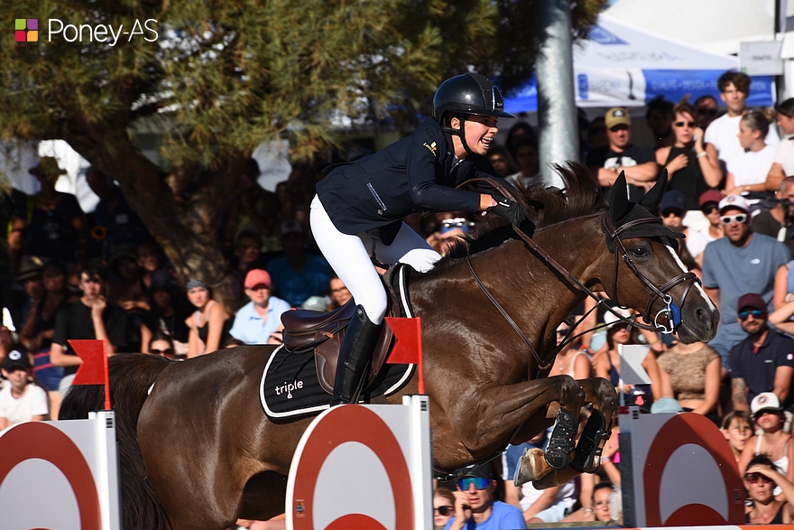 Chloé Calcus et Galinette du Châtelet signent un parcours parfait et s'installent au deuxième rang provisoire avant la finale - ph. Poney As
