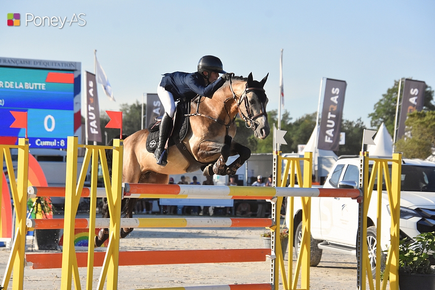 En selle sur Go Star de la Butte, Eliott Bernard monte finalement sur la deuxième marche du podium. Quel championnat pour ce couple là encore ! - ph. Poney As