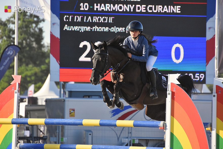 Irréprochables lors de la finale en deux manches, Anna Pouzadoux Brille et Harmony de Curaine s'offrent une troisième place méritée - ph. Poney As