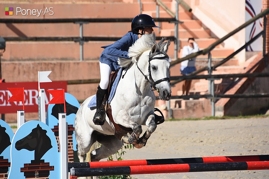 Anna Pouzadoux Brille et Hermès d’Hurl’Vent sont sacrés champions de France As Poney 1 « Cadet 1 et - » - ph. Poney As
