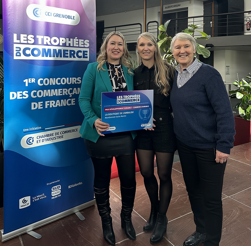 Émilie, Élodie et Isabelle Mémain dirigent depuis 2011 Arbalou Soins. Sur cette photo, mère et filles se sont vu remettre le Trophée du Commerce de la CCI de Grenoble. – ph. coll. privée