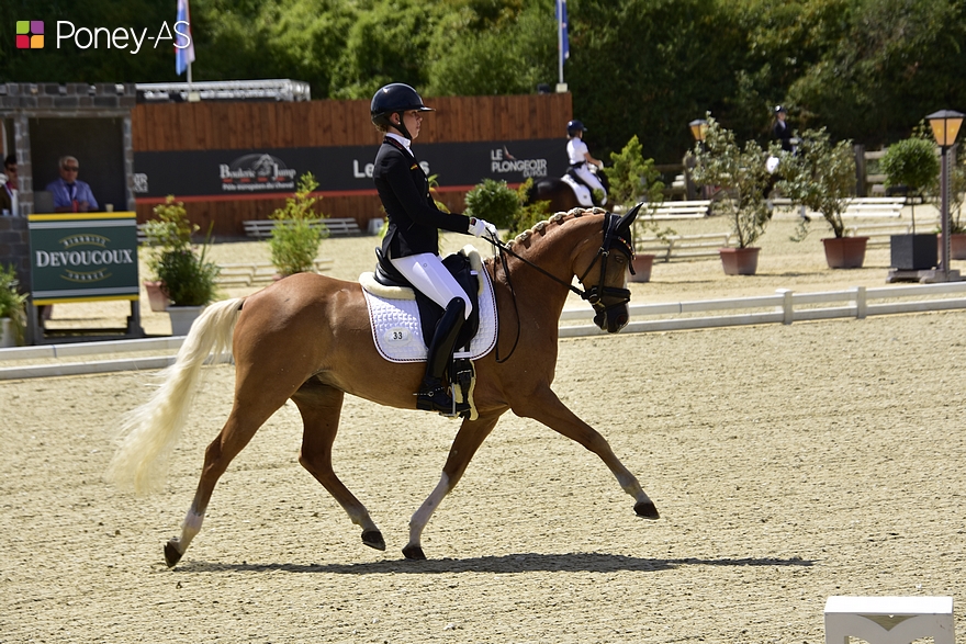 L’Allemande Victoria Winkmann a fait partie du deuxième groupe de cavaliers à dérouler la reprise individuelle. Elle prend une belle 5e place avec son élégante Peach. – ph. Poney As