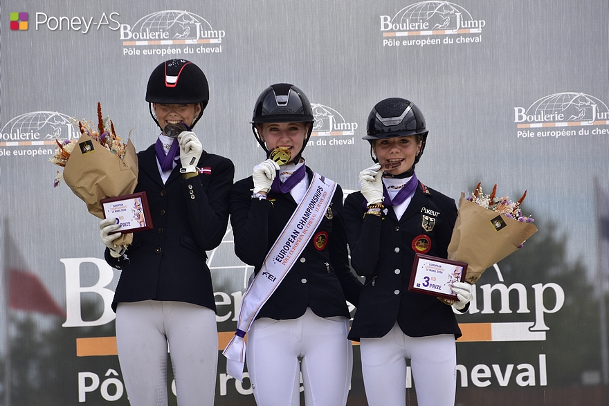 Le podium du championnat d’Europe individuel de dressage, avec Leni-Sophie Gosmann sur la plus haute marche, devant Filippa Jæger Jensen et Lilly Kasselmann, médaillées d’argent et de bronze – ph. Poney As