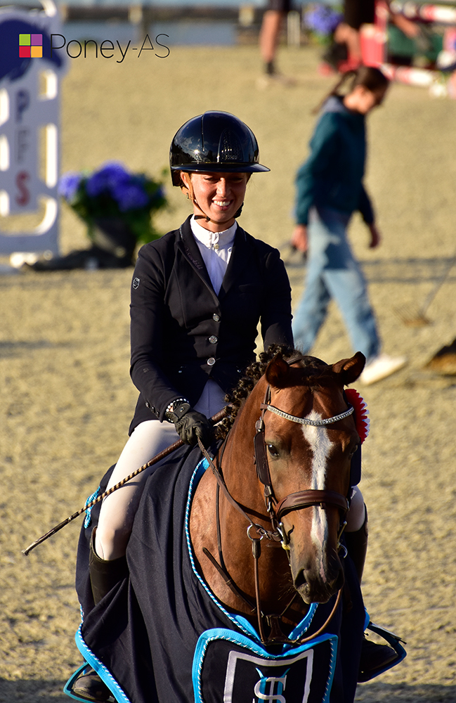 Montecristo Manaurer est sacré champion des 4 ans D sous la selle de Nora Bennoui – ph. Poney As