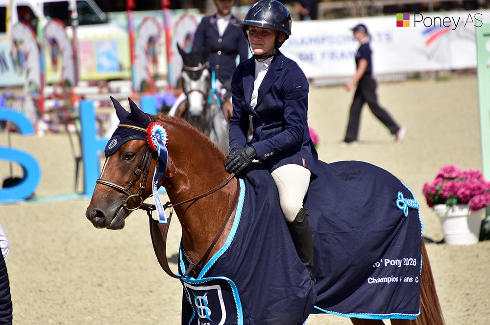 Mumm de Blonde est sacré champion de France des 4 ans C, sous la selle de Daisy Lou Denis - ph. Poney As