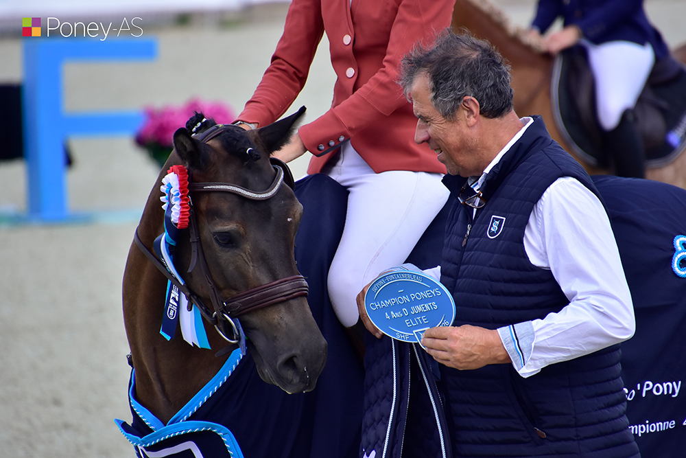 Mideale de Chaudron s'offre le titre de championne de France des 4 ans D associée à Charlotte Duwer - ph. Poney As