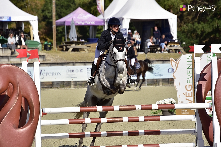 Associé à Ninon Castex, Loxley d’Auvours est 4e – ph. Poney As
