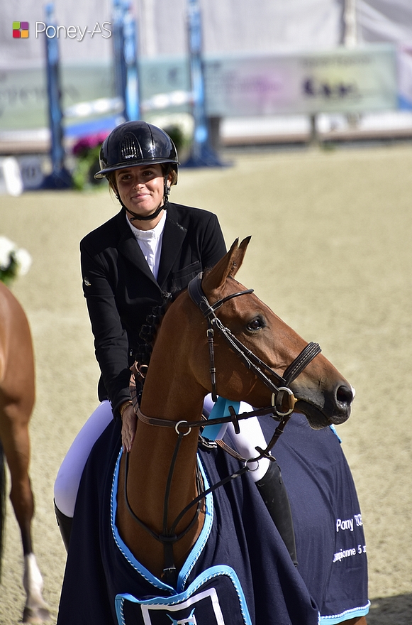 Sous la selle de Mathilde Videau, Lolipop des Mauvis est sacrée championne des 5 ans D – ph. Poney As