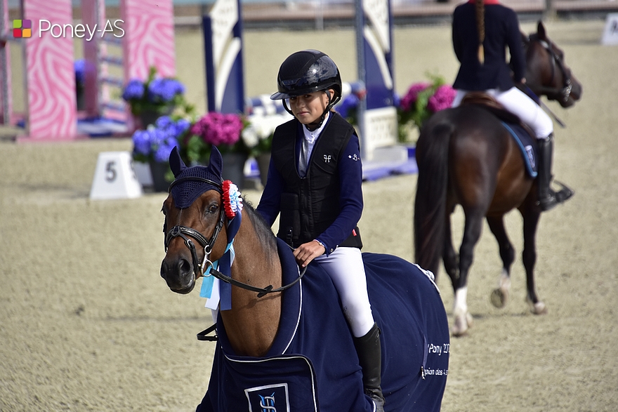 Sous la selle de Lilou Goupy, l’étalon Mowgli Dream d'Extra est sacré champion des 4 ans B – ph. Poney As
