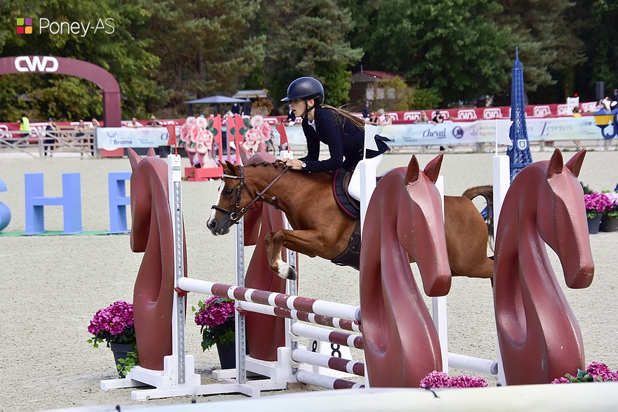 Après sa 3e place à 4 ans, Kikie Cha Hilliere monte d’un rang et s’adjuge la médaille d’argent des 6 ans B avec Adèle Eber – ph. Poney As
