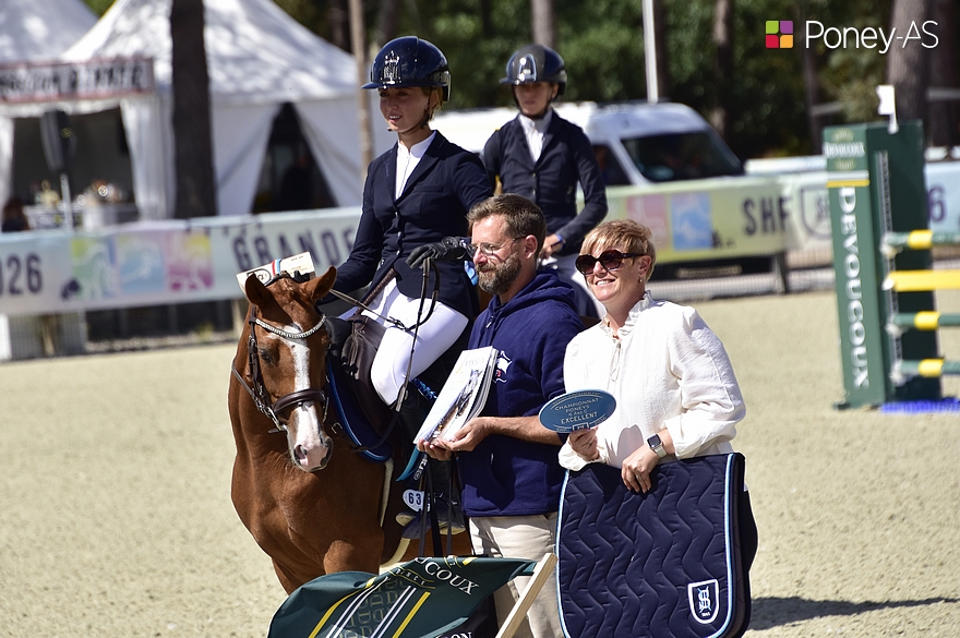 Kerala du Don, la championne des 5 ans C de l’an passé, est cette fois 2e sous la selle de Nora Bennoui – ph. Poney As