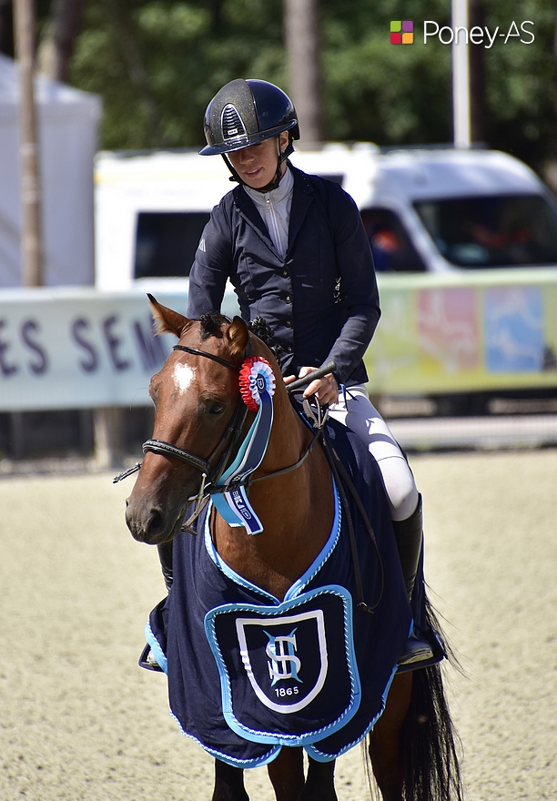Vice-champion des 5 ans C, Kigali Macaau s’adjuge cette fois le titre des 6 ans C. Il évoluait sous la selle d’Alicia Le Mée Cattiaux – ph. Poney As