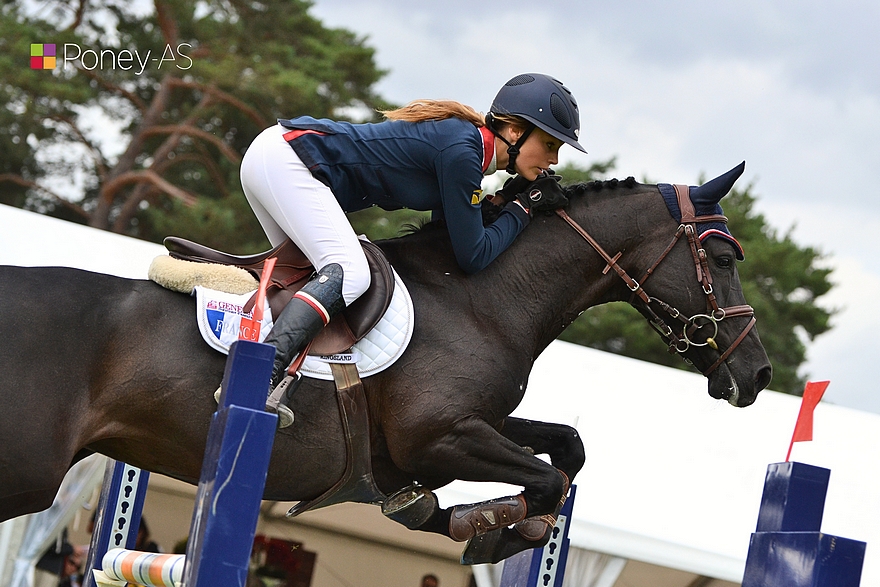 Inès Joly et Jamaïque aux championnats d'Europe de Fontainebleau - ph. Poney As