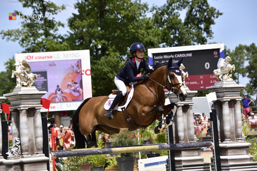 En embuscade tout au long de la compétition, le couple britannique Lucia Nicole Caroline / Holly Blue a livré un superbe championnat pour monter sur la troisième marche du podium européen - ph. Poney As
