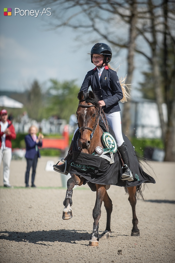 L’équipe de France remporte la « Challenge Cup » du CSIOP de Kronenberg. Ici Apolline Baudry, sans faute avec son européen Espoir du Rond Pré – ph. Marine Delie