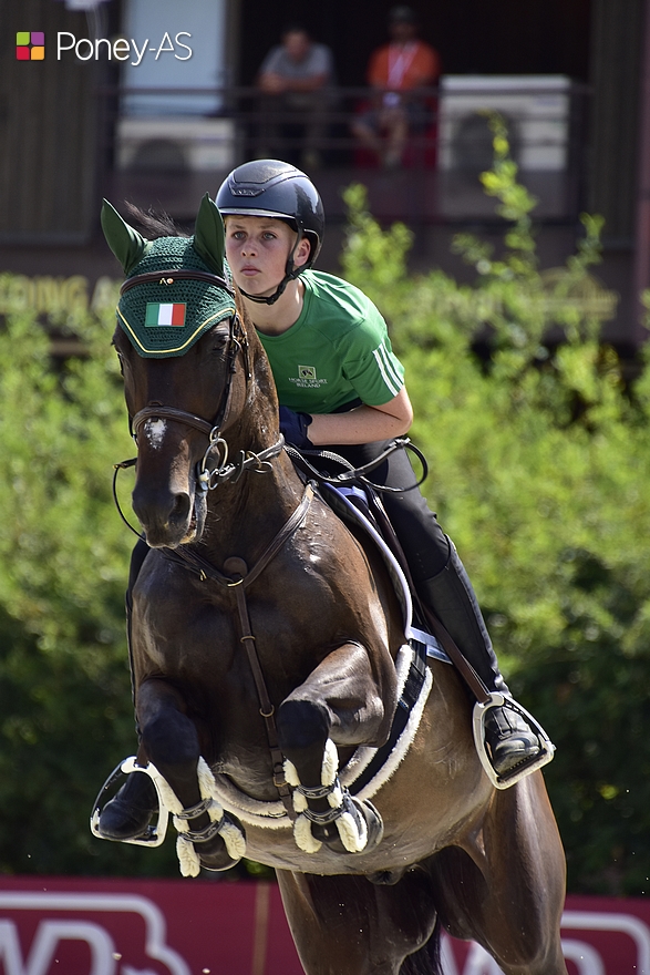 L'équipe d'Irlande pointe en tête avant la finale dominicale. Ici l'un des cavaliers à la veste verte, Jack Dore, en selle sur son génial et délicat K-Little Hero. - ph. Poney As