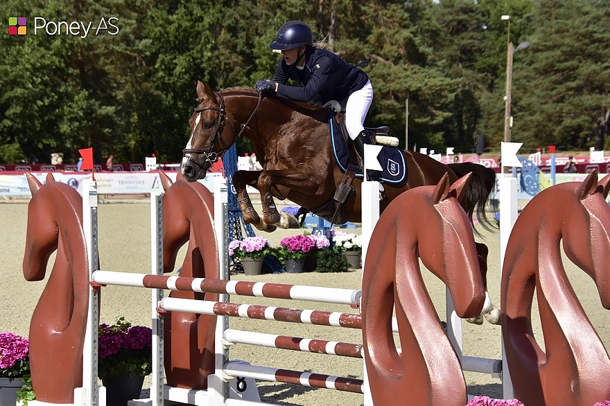 Le titre pour Karadok de Blonde, monté par Lilou Segura, auteur d’un championnat parfait chez les 6 ans D ! – ph. Poney As