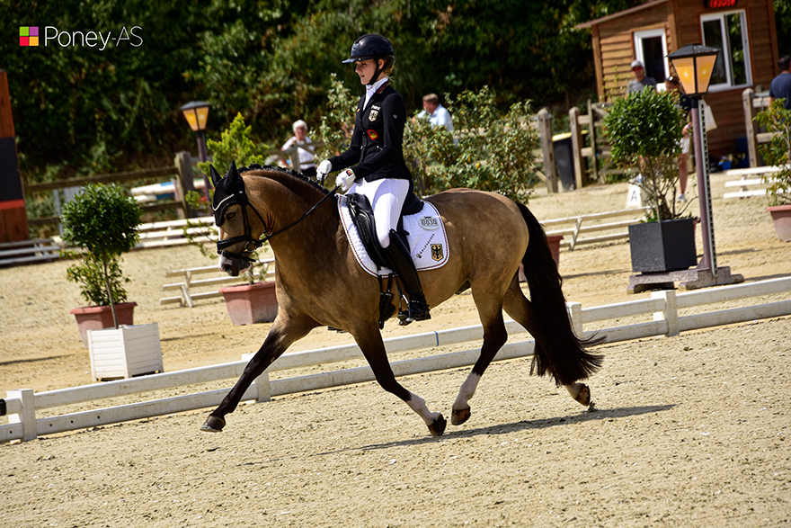 Leni-Sophie Gosmann et Diamantini EA WE se sont emparés du titre de champions d’Allemagne samedi dernier – ph. Poney As