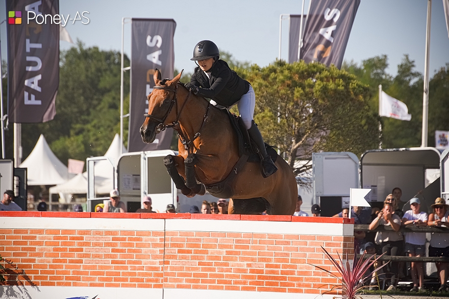 Lilou Calviere, en selle sur sa championne de France Decibelle Bautheac, fait partie des dix-huit couples à avoir signé un parcours sans faute lors de cette première manche. – ph. Poney As