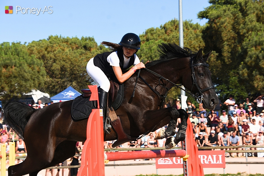 Anna Pouzadoux Brille a signé un très joli week-end à Saint-Maurice-de-Gourdans avec Harmony de Curaine et Hilda de Blonde - ph. Poney As