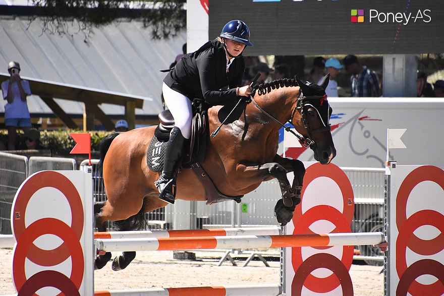 Avec la complicité d'Hisautier d’Udine, Emma Devos repart de Barbizon avec deux victoires en poche ! - ph. Poney As